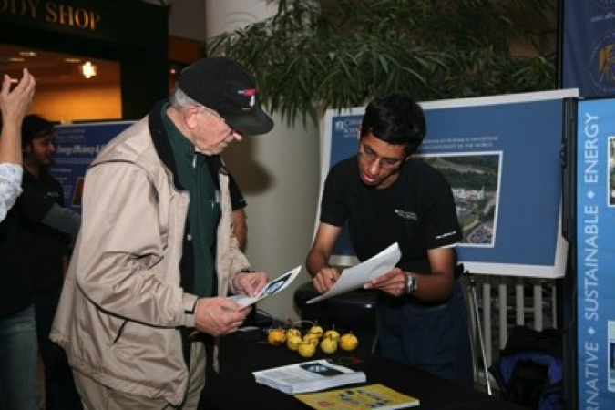 A Graduate Student talks about energy efficiency with a mall visitor